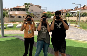 מבעד למצלמה